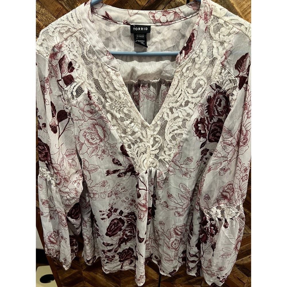 Torrid Floral Print Chiffon Lace Inset Top size 4/4X - Picture 3 of 5